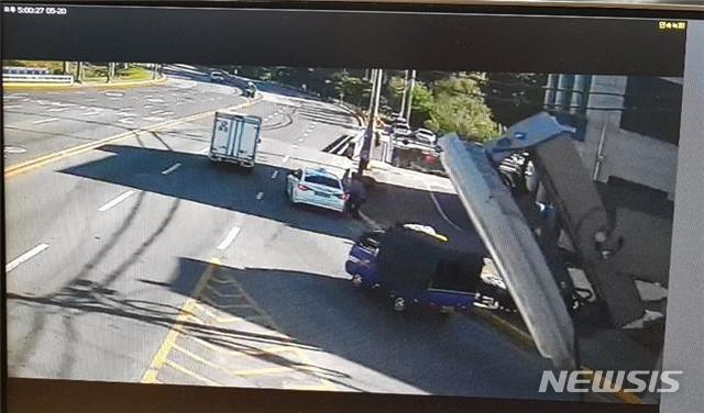 용의자 2명이 양주시청 인근 공영주차장에 차량 유기 후 택시를 타는 모습. (사진=경기북부지방경찰청 제공) 