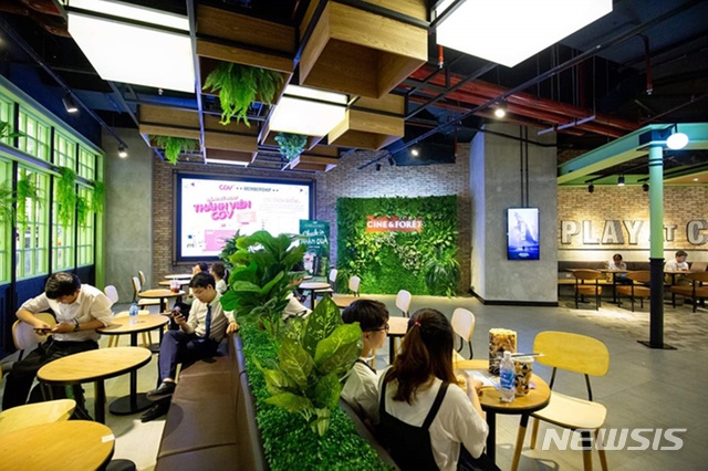 '씨네&포레' 베트남에도 오픈, 숲과 별의 영화관