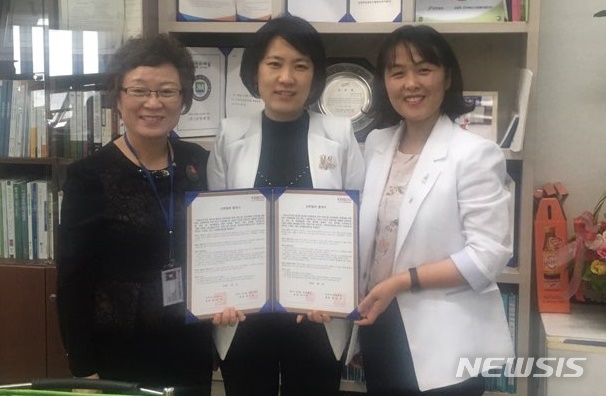 【전주=뉴시스】윤난슬 기자 = 전주비전대학교 간호학부는 문지원 원장, 유수옥 교수, 서명희 교수가 참석한 가운데 예찬365데이케어와 산학 협약식을 가졌다고 23일 밝혔다.2019.05.23.(사진=전주비전대 제공) photo@newsis.com