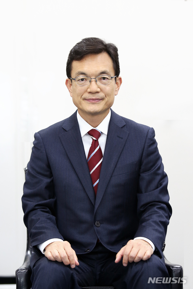 【서울=뉴시스】 문재인 대통령이 23일 외교부 1차관 등 차관급 9명에 대한 인사를 단행했다. 외교부 1차관에 임명된 조세영 국립외교원장. 2019.05.23. (사진=청와대 제공) photo@newsis.com