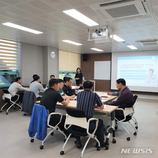 【울산=뉴시스】조현철 기자 = 노사발전재단 울산중장년일자리희망센터(소장 김혜은)는 (주)풍산 울산사업장에 재직 중인 임금피크제 대상자 170여 명에게 전직지원서비스를 제공하고 있다고 23일 밝혔다. 2019.05.23. (사진=노사발전재단 울산센터 제공) photo@newsis.com 