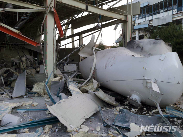 [강릉=뉴시스] 김경목 기자 = 2019년 5월23일 오후 6시22분께 강원 강릉시 대전동 과학산업단지 내 연료전기세라믹부품공장에서 발생한 수소탱크 폭발사고 현장이 처참한 광경이다. 2019.05.23. (사진=강원도 소방본부 제공) photo＠newsis.comcom