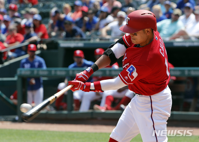 【알링턴=AP/뉴시스】텍사스 레인저스의 추신수가 22일(현지시간) 미 텍사스주 알링턴 글로브라이프파크에서 열린 2019 메이저리그 시애틀 매리너스와 경기에서 8회 타자로 나서 우전 안타를 치고 있다.추신수는 1번 지명타자로 선발 출전해 3타수 1안타 몸에 맞는 공 1개를 기록해 12경기 연속 출루 행진에 성공한 추신수의 시즌 타율은 0.297(165타수 49안타)로 상승했다. 2019.05.23.