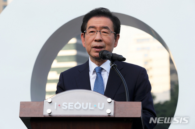 【서울=뉴시스】이윤청 기자 = 박원순 서울시장이 23일 서울 중구 서울광장에서 열린 '강원 동해안 산불 피해지역 경제 활성화 캠페인 희망나눔 투어 환송식'에서 인사말을 하고 있다. 2019.05.23.&nbsp;&nbsp; radiohead@newsis.com