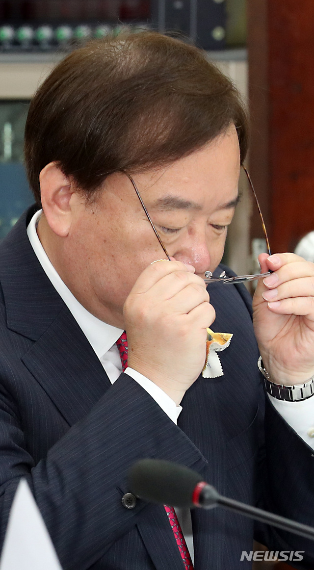 【서울=뉴시스】이종철 기자 = 23일 서울 여의도 국회에서 열린 자유한국당 청와대 특감반 진상조사단 회의(공무원 휴대폰 사찰 관련)에서 한미 정상 간 통화 내용을 자세히 공개해 논란이 됐던 강효상 의원이 심각한 표정을 하고 있다. 2019.05.23. jc4321@newsis.com