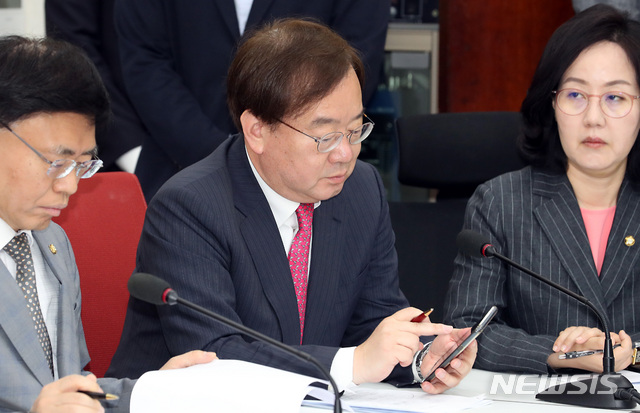 【서울=뉴시스】이종철 기자&nbsp; = 23일 서울 여의도 국회에서 열린 자유한국당 청와대 특감반 진상조사단 회의(공무원 휴대폰 사찰 관련)에서 한미 정상 간 통화 내용을 자세히 공개해 논란이 됐던 강효상 의원이 휴대폰을 보고 있다. 2019.05.23. jc4321@newsis.com