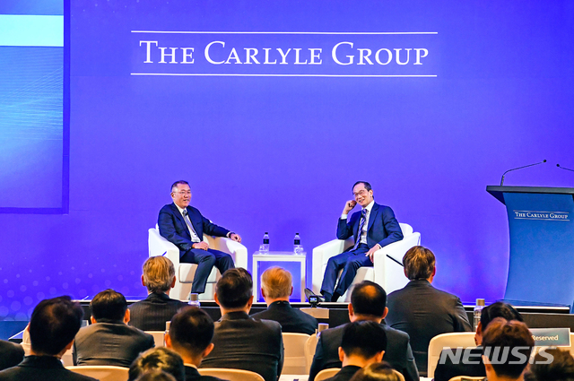 【서울=뉴시스】현대차그룹 정의선 수석부회장이 22일 서울에서 열린 칼라일 그룹이 초청한 단독대담에 참석해 주요 시장관계자들 앞에서 ‘고객 중심으로의 회귀’와 ‘고객 니즈 변화에 선제적 대응’ 등을 강조했다. 사진은 정의선 수석부회장과 칼라일 그룹 이규성 공동대표가 대담을 나누고 있는 모습. 2019.05.23. (사진=현대차그룹 제공) photo@newsis.com