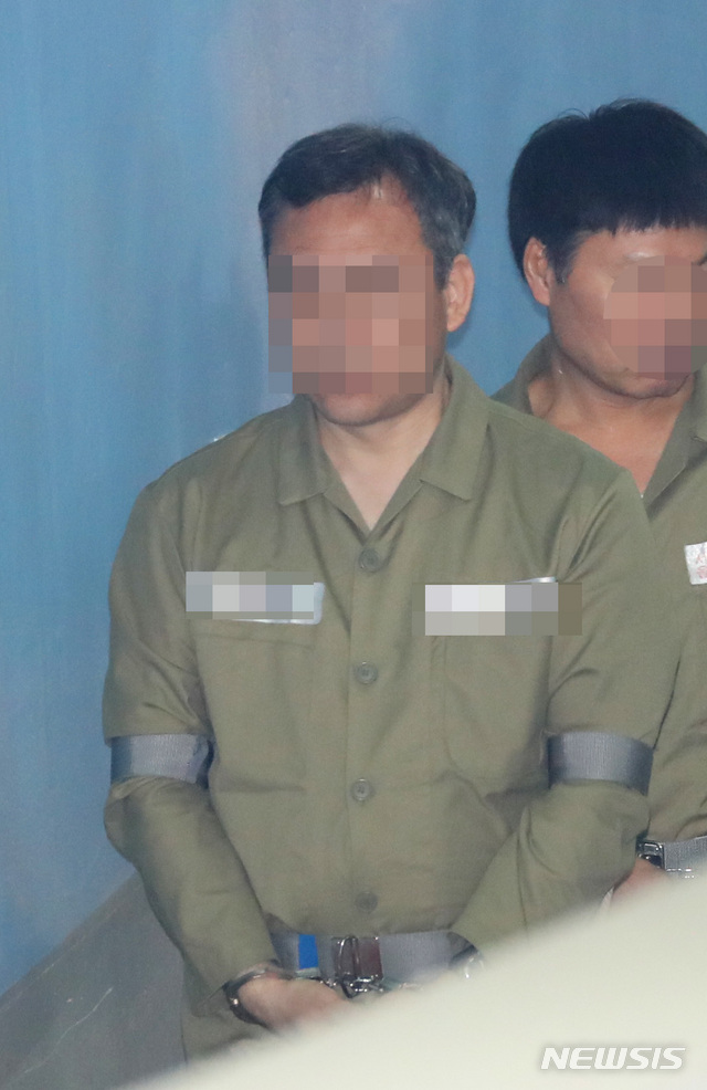 【서울=뉴시스】 전진환 기자 = 숙명여고 재직 중 쌍둥이 딸들에게 시험문제를 유출한 혐의로 재판에 넘겨진 전 교무부장이 23일 오전 서울 서초구 서울중앙지방법원에서 열리는 공판에 출석하고 있다. 2019.05.23.&nbsp; amin2@newsis.com