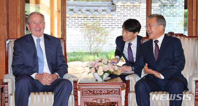 【서울=뉴시스】박진희 기자 = 문재인 대통령이 23일 청와대 상춘재에서 고 노무현 전 대통령 10주기 추도식에 참석하기 위해 한국을 방문한 조지 부시 전 미국 대통령을 접견하고 있다. 2019.05.23.&nbsp; pak7130@newsis.com