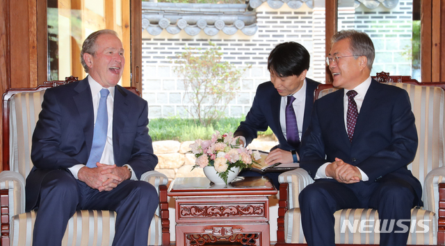 【서울=뉴시스】박진희 기자 = 문재인 대통령이 23일 청와대 상춘재에서 고 노무현 전 대통령 10주기 추도식에 참석하기 위해 한국을 방문한 조지 부시 전 미국 대통령과 환담하고 있다. 2019.05.23. pak7130@newsis.com