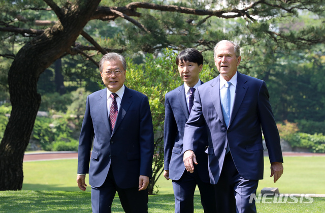 【서울=뉴시스】박진희 기자 = 문재인 대통령과 조지 부시 전 미국 대통령이 23일 접견을 위해 청와대 상춘재로 들어서고 있다.부시 전 대통령은 고 노무현 전 대통령 10주기 추도식 참석을 위해 한국을 방문했다. 2019.05.23.pak7130@newsis.com