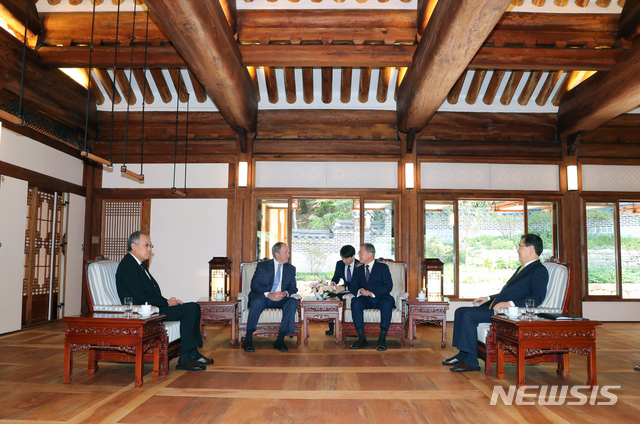 【서울=뉴시스】박진희 기자 = 문재인 대통령이 23일 청와대 상춘재에서 고 노무현 전 대통령 10주기 추도식에 참석하기 위해 한국을 방문한 조지 부시 전 미국 대통령을 접견하고 있다.왼쪽부터 류진 풍산그룹 회장, 부시 전 대통령, 문재인 대통령, 정의용 안보실장.&nbsp; 2019.05.23.&nbsp; pak7130@newsis.com