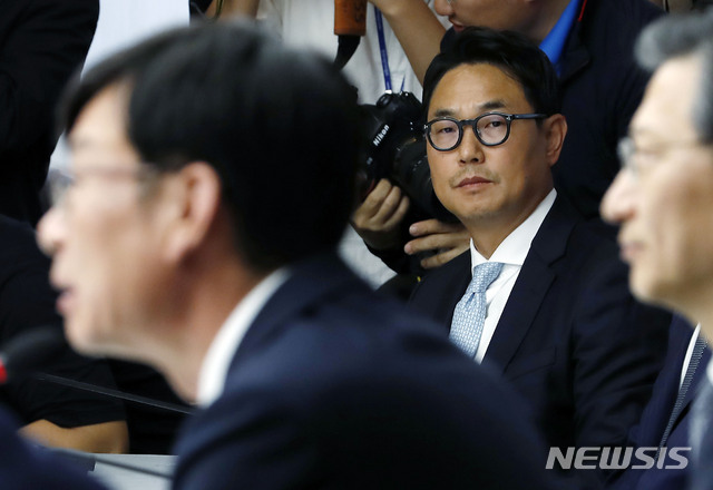 【서울=뉴시스】최동준 기자 = 여민수 카카오 사장이 23일 서울 중구 대한상공회의소에서 열린 대기업집단간 정책간담회에서 김상조 공정거래위원장의 모두발언을 듣고 있다. 2019.05.23. photocdj@newsis.com