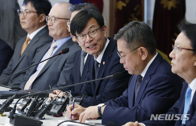 【서울=뉴시스】최동준 기자 = 김상조 공정거래위원장이 23일 서울 중구 대한상공회의소에서 열린 대기업집단간 정책간담회에서 모두발언을 하고 있다. 2019.05.23. photocdj@newsis.com