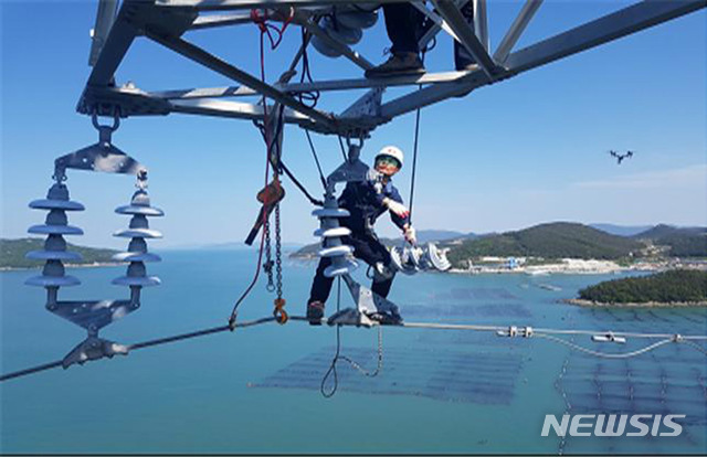 한전이 전남지역 바다를 가로지르는 해월철탑 송전선로를 정밀 점검하고 있다. (사진=한전 광주전남본부 제공) photo@newsis.com