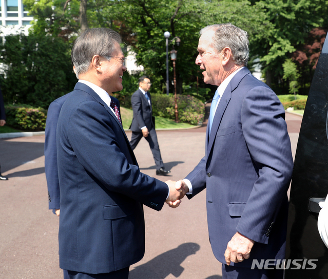 【서울=뉴시스】박진희 기자 = 문재인 대통령이 23일 청와대 녹지원 앞에서 고 노무현 전 대통령 10주기 추도식에 참석하기 위해 한국을 방문한 조지 부시 전 미국 대통령을 영접하고 있다. 2019.05.23.&nbsp; pak7130@newsis.com
