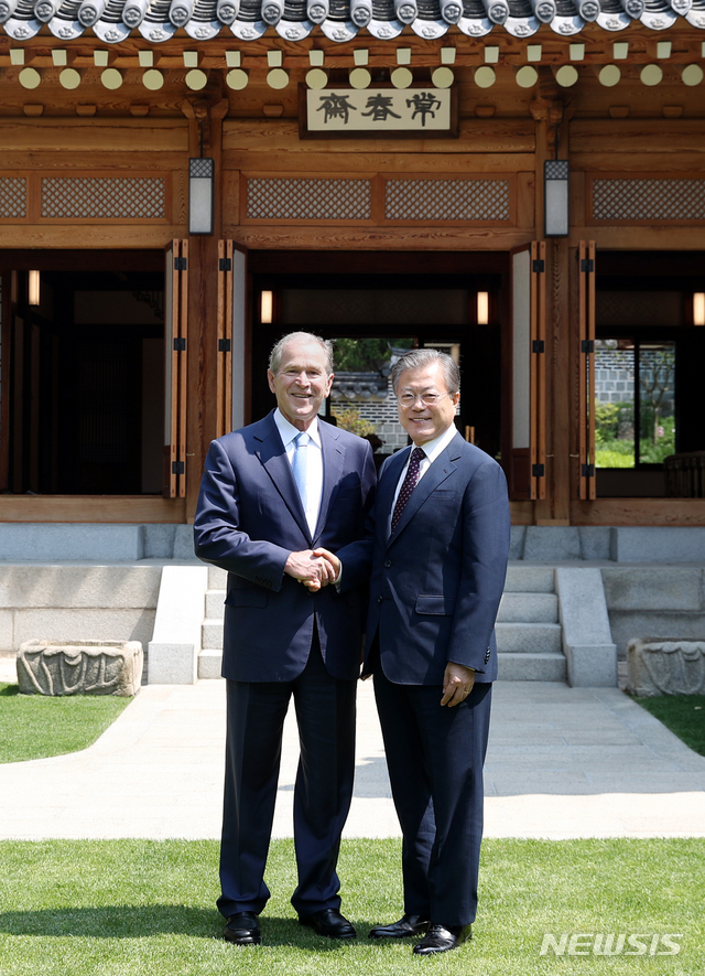 【서울=뉴시스】박진희 기자 = 문재인 대통령과 조지 부시 전 미국 대통령이 23일 청와대 상춘재에서 접견을 마치고 기념촬영을 하고 있다. 부시 전 대통령은 고 노무현 전 대통령 10주기 추도식 참석을 위해 한국을 방문했다. 2019.05.23.&nbsp; pak7130@newsis.com