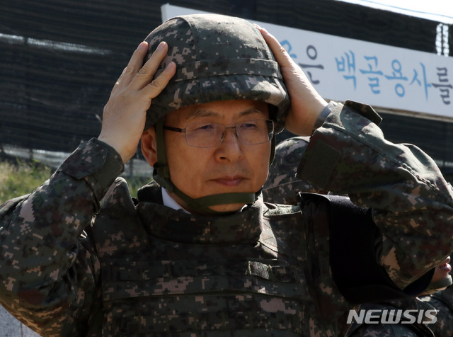 【철원=뉴시스】 박영태 기자 = 자유한국당 황교안 대표가 23일 오전 강원도 철원군 3사단 철거된 GP방문을 위해 비무장지대 통문 앞에서 철모를 쓰고 있다. 2019.05.23. since1999@newsis.com