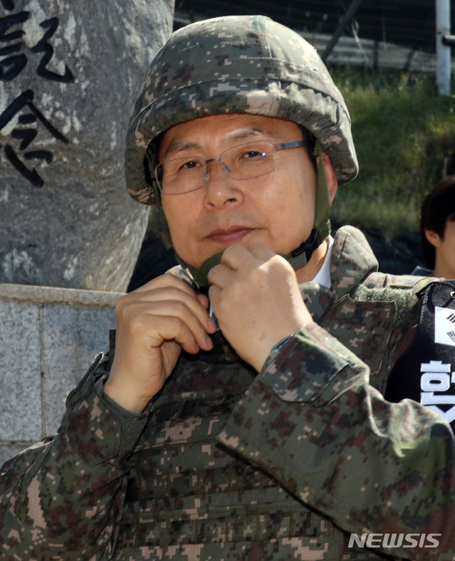 【철원=뉴시스】 박영태 기자 = 자유한국당 황교안 대표가 23일 오전 강원도 철원군 3사단 철거된 GP방문을 위해 비무장지대 통문 앞에서 철모를 쓰고 있다. 2019.05.23. since1999@newsis.com