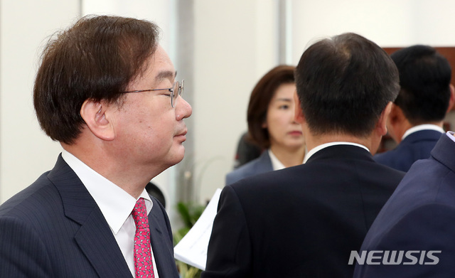 【서울=뉴시스】이종철 기자 = 23일 서울 여의도 국회에서 열린 자유한국당 청와대 특감반 진상조사단 회의(공무원 휴대폰 사찰 관련)에서 나경원 원내대표가 한미 정상 간 통화 내용을 자세히 공개해 논란이 됐던 강효상 의원(왼쪽)에 대한 대책을 논의하고 있다. 2019.05.23.&nbsp; jc4321@newsis.com