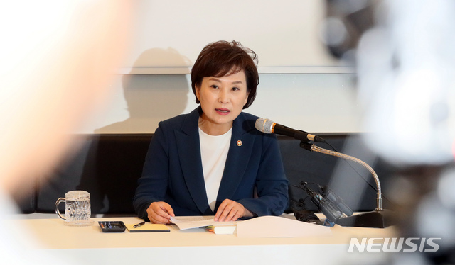 【세종=뉴시스】강종민 기자 = 김현미 국토교통부 장관이 23일 오전 세종시 한 음식점에서 출입기자단과 간담회를 갖고 있다. 2019.05.23. ppkjm@newsis.com
