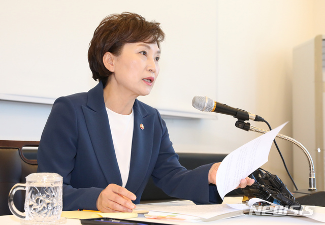 【세종=뉴시스】강종민 기자 = 김현미 국토교통부 장관이 23일 오전 세종시 한 음식점에서 출입기자단과 간담회를 갖고 있다. 2019.05.23. ppkjm@newsis.com