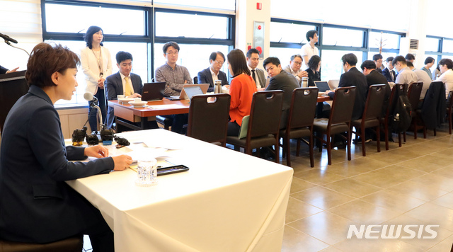 【세종=뉴시스】강종민 기자 = 김현미 국토교통부 장관이 23일 오전 세종시 한 음식점에서 출입기자단과 간담회를 갖고 있다. 2019.05.23. ppkjm@newsis.com