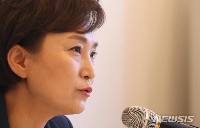 【세종=뉴시스】강종민 기자 = 김현미 국토교통부 장관이 23일 오전 세종시 한 음식점에서 출입기자단과 간담회를 갖고 있다. 2019.05.23. ppkjm@newsis.com