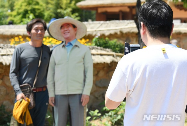 【김해=뉴시스】차용현 기자 = 고 노무현 전 대통령 서거 10주년 추도식 일인 23일 오후 경상남도 김해시 진영읍 봉하마을을 방문한 한 시민이 노무현 대통령 등신대에서 기념촬영을 하고 있다. 2019.05.23. photo@newsis.com