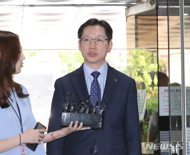 【서울=뉴시스】 전진환 기자 = '드루킹 여론조작' 사건에 가담한 혐의로 기소된 김경수 경남지사가 23일 오후 서울 서초구 서울고등법원에서 열리는 항소심 공판에 출석, 기자들의 질문에 답하고 있다. 2019.05.23. amin2@newsis.com