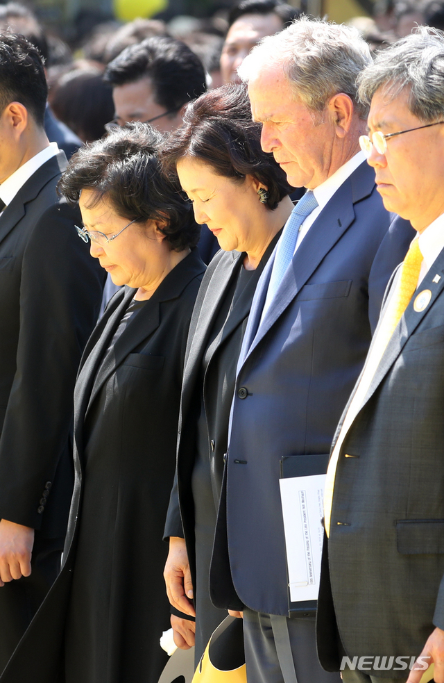 【김해=뉴시스】전신 기자 = 문재인 대통령 부인 김정숙 여사가 23일 오후 경남 김해 봉하마을에서 열린 노무현 전 대통령 서거 10주기 추도식에서 묵념하고 있다. 2019.5.23.&nbsp; photo1006@newsis.com