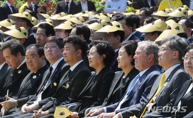 【김해=뉴시스】전신 기자 = 문재인 대통령 부인 김정숙 여사가 23일 오후 경남 김해 봉하마을에서 열린 서거 10주기 추도식에서 주제 영상을 바라보고 있다. 2019.5.23.&nbsp; photo1006@newsis.com