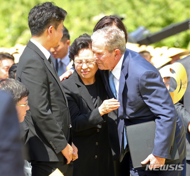 【김해=뉴시스】전신 기자 = 권양숙 여사가 23일 오후 경남 김해 봉하마을에서 열린 고 노무현 전 대통령 서거 10주기 추도식에서 부시 전 미 대통령과 인사하고 있다. 2019.5.23. photo1006@newsis.com