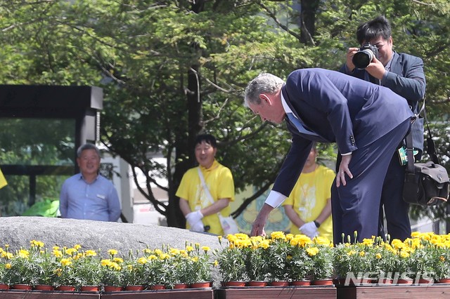 【김해=뉴시스】차용현 기자 = 조지 W. 부시 전 미국 대통령이 23일 경남 김해 봉하마을에서 열린 故 노무현 대통령 10주기 추모식에 참석해 고 노무현 전 대통령 묘역에 참배를 하고 있다. 2019.05.23.&nbsp; photo@newsis.com