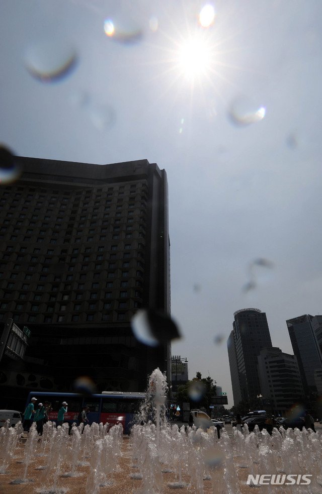 【서울=뉴시스】추상철 기자 =때 이른 무더운 날씨를 보인 23일 오후 서울 중구 서울광장 분수대 위로 햇빛이 내리 쬐고 있다. 2019.05.23. scchoo@newsis.com
