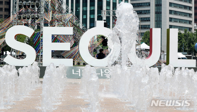 【서울=뉴시스】추상철 기자 =때 이른 무더운 날씨를 보인 23일 오후 서울 중구 서울광장에서 시민이 'SEOUL' 조형물 그늘에 앉아 더위를 피하고 있다. 2019.05.23.&nbsp; scchoo@newsis.com