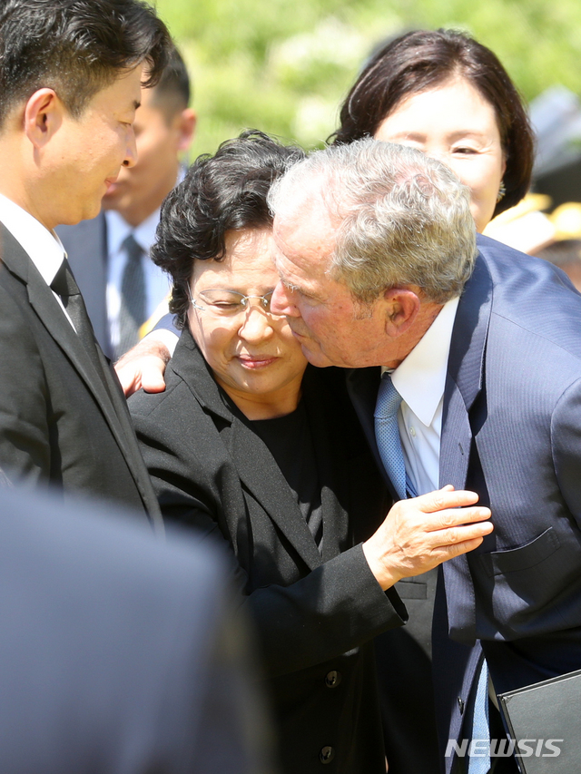 【김해=뉴시스】전신 기자 = 권양숙 여사가 23일 오후 경남 김해 봉하마을에서 열린 고 노무현 전 대통령 서거 10주기 추도식에서 부시 전 미 대통령과 인사하고 있다. 2019.5.23.&nbsp; photo1006@newsis.com