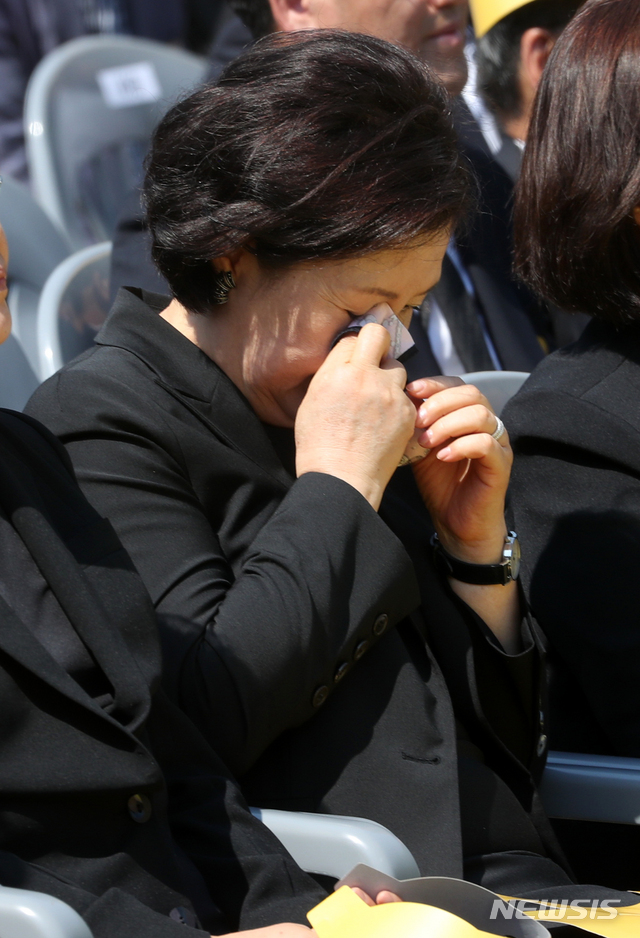 【김해=뉴시스】전신 기자 = 문재인 대통령 부인 김정숙 여사가 23일 오후 경남 김해 봉하마을에서 열린 노무현 전 대통령 서거 10주기 추도식에서 눈물을 닦고 있다. 2019.5.23. photo1006@newsis.com
