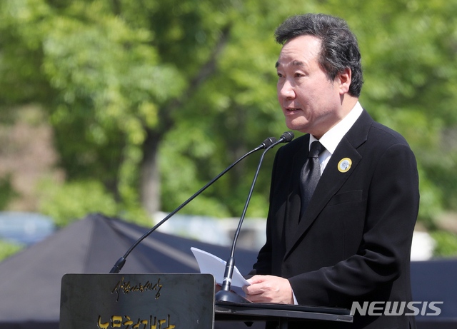 【김해=뉴시스】전신 기자 = 이낙연 국무총리가 23일 오후 경남 김해 봉하마을에서 열린 노무현 전 대통령 서거 10주기 추도식에서 추도사하고 있다. 2019.5.23. photo1006@newsis.com