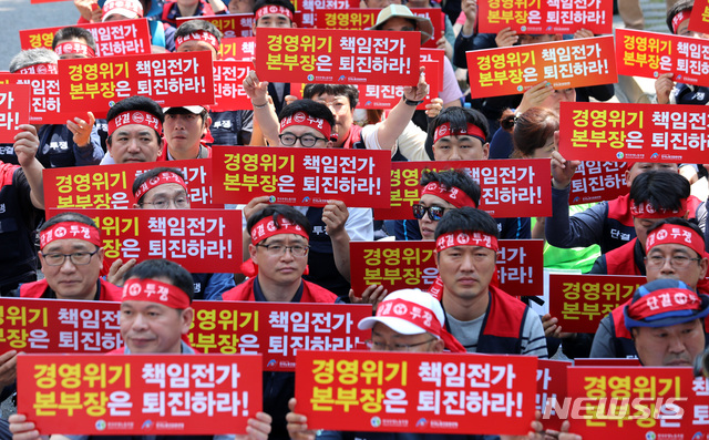 【서울=뉴시스】박진희 기자 = 전국우정노동조합 조합원들이 23일 청와대 사랑채 인근에서 '전국우정노조 지부장 상경 투쟁 결의대회'를 열고 집배노동자 처우개선을 요구하고 있다. 2019.05.23. pak7130@newsis.com