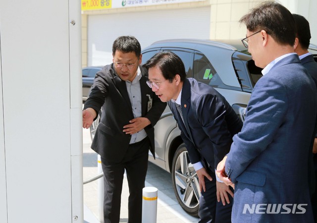 【서울=뉴시스】고속도로 수소충전소 현장을 점검하는 성윤모 산업통상자원부 장관. 이 사진은 기사와 직접적인 관련 없음.