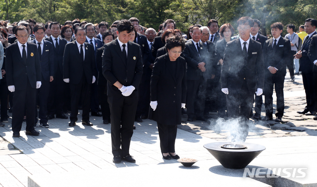【김해=뉴시스】전신 기자 = 고 노무현 전 대통령 부인 권양숙 여사와 아들 노건호씨가 23일 오후 경남 김해 봉하마을에서 열린 노무현 전 대통령 서거 10주기 추도식에서 묘역에 분향한 후 묵념하고 있다. 2019.05.23. photo1006@newsis.com