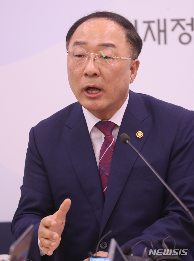 【세종=뉴시스】강종민 기자 = 홍남기 부총리 겸 기획재정부 장관이 23일 오후 정부세종청사 기재부 기자실에서 추가경정예산안 등 경제현안에 대해 밝히고 있다. 2019.05.23. ppkjm@newsis.com