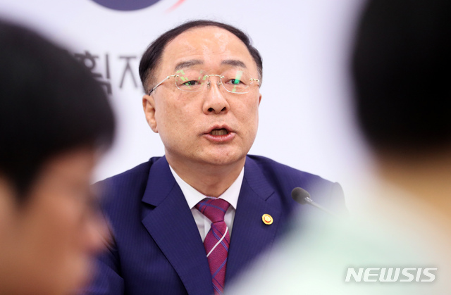 【세종=뉴시스】강종민 기자 = 홍남기 부총리 겸 기획재정부 장관이 23일 오후 정부세종청사 기재부 기자실에서 추가경정예산안 등 경제현안에 대해 밝히고 있다. 2019.05.23.&nbsp; ppkjm@newsis.com