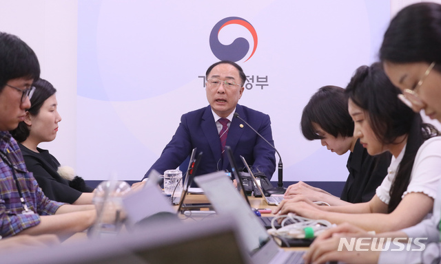 【세종=뉴시스】강종민 기자 = 홍남기 부총리 겸 기획재정부 장관이 23일 오후 정부세종청사 기재부 기자실에서 추가경정예산안 등 경제현안에 대해 밝히고 있다. 2019.05.23. ppkjm@newsis.com