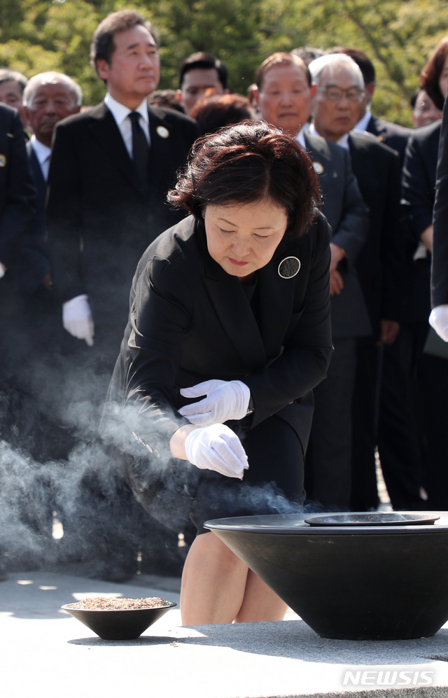 【김해=뉴시스】전신 기자 = 문재인 대통령 부인 김정숙 여사가 23일 오후 경남 김해 봉하마을에서 열린 노무현 전 대통령 서거 10주기 추도식에서 묘역에 분향하고 있다. 2019.05.23. photo1006@newsis.com