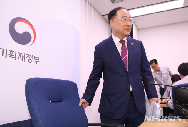 【세종=뉴시스】강종민 기자 = 홍남기 부총리 겸 기획재정부 장관이 23일 오후 정부세종청사에서 추가경정예산안 등 경제현안을 설명하기 위해 자리에 앉고 있다. 2019.05.23.&nbsp; ppkjm@newsis.com 