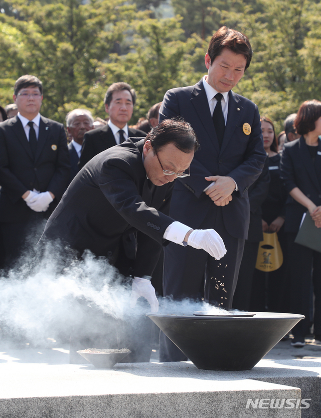 【김해=뉴시스】전신 기자 = 더불어민주당 이해찬 대표가 23일 오후 경남 김해 봉하마을에서 열린 노무현 전 대통령 서거 10주기 추도식에서 묘역에 분향하고 있다. 2019.05.23. photo1006@newsis.com