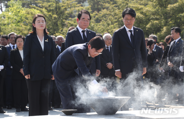 【김해=뉴시스】전신 기자 = 자유한국당 조경태 최고위원 등 소속 의원들이 23일 오후 경남 김해 봉하마을에서 열린 노무현 전 대통령 서거 10주기 추도식에서 묘역에 분향을 하고 있다. 2019.05.23. photo1006@newsis.com
