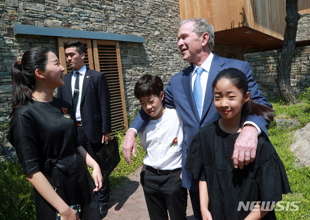 【김해=뉴시스】 차용현 기자 = 23일 경남 김해 봉하마을에서 열린 노무현 전 대통령 서거 10주기 추도식에 참석한 부시 전 대통령이 고인의 손주들의 어깨에 손을 올리고 대화하고 있다. 2019.05.23.&nbsp;&nbsp; photo@newsis.com